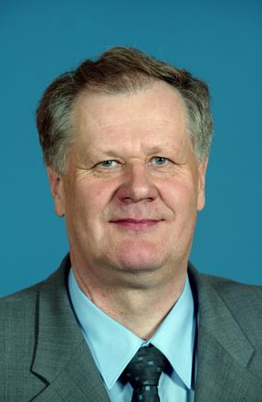 Puolustusministeri Seppo Kääriäinen