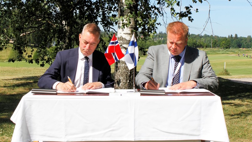 Defence ministers Frans Bakke-Jensen and Antti Kaikkonen signing FI-NO Framework Arrangement in Tuusula, Finland 29.6.2021.