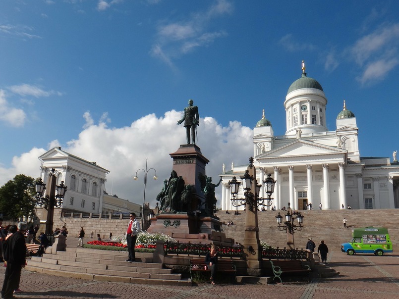 Aleksanteri II:n patsas Helsingin Senaatintorilla.