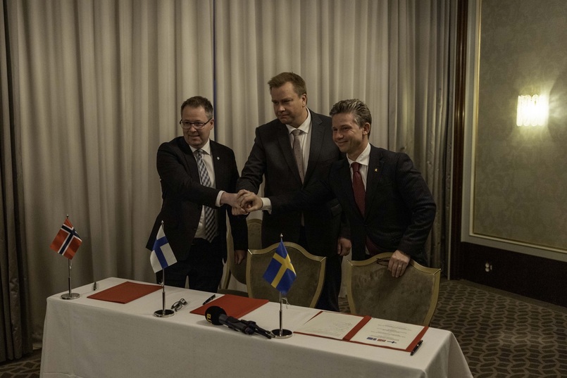 Defence Ministers of Defence of Norway, Finland and Sweden shaking hands.