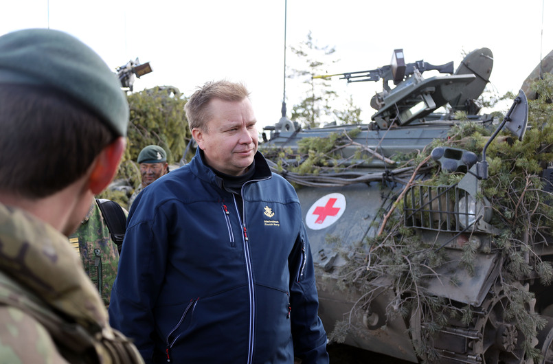 Puolustusministeri Antti Kaikkonen tutustumassa Puolustusvoimien harjoitukseen.