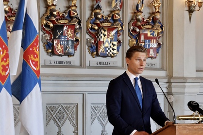 Puolustusministeri Antti Häkkänen puhuu Maanpuolustuskurssin avajaisissa.