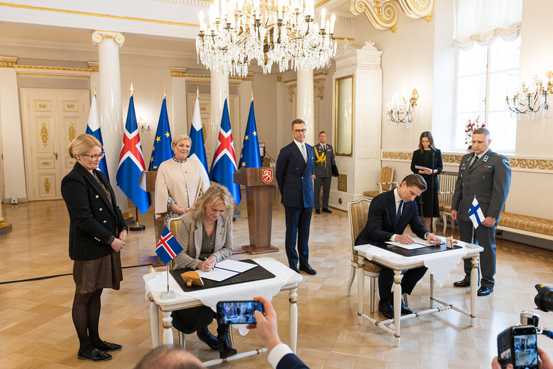 Försvarsminister Antti Häkkänen och Islands utrikesminister Þorgerður Katrín Gunnarsdóttir undertecknar ett samförståndsavtal.